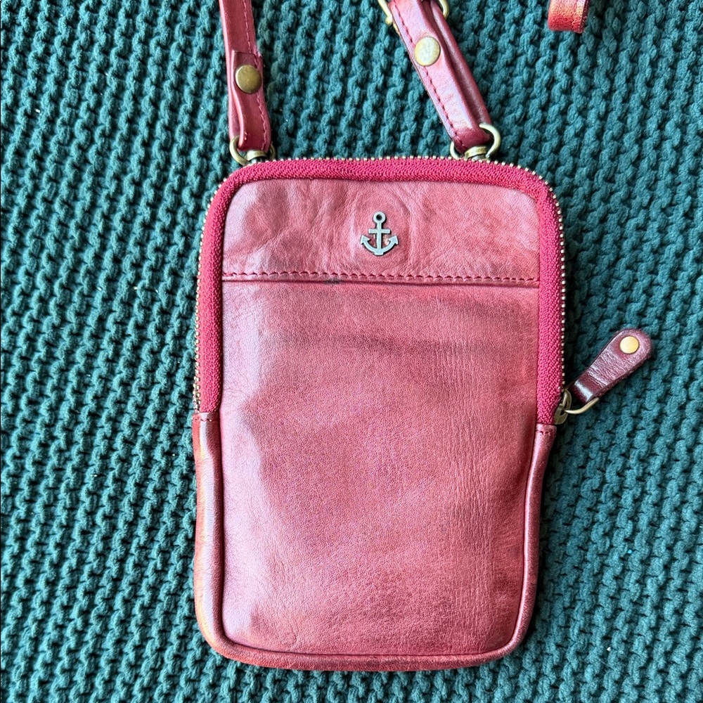 Elegant Anchor Emblem Rose Crossbody Bag